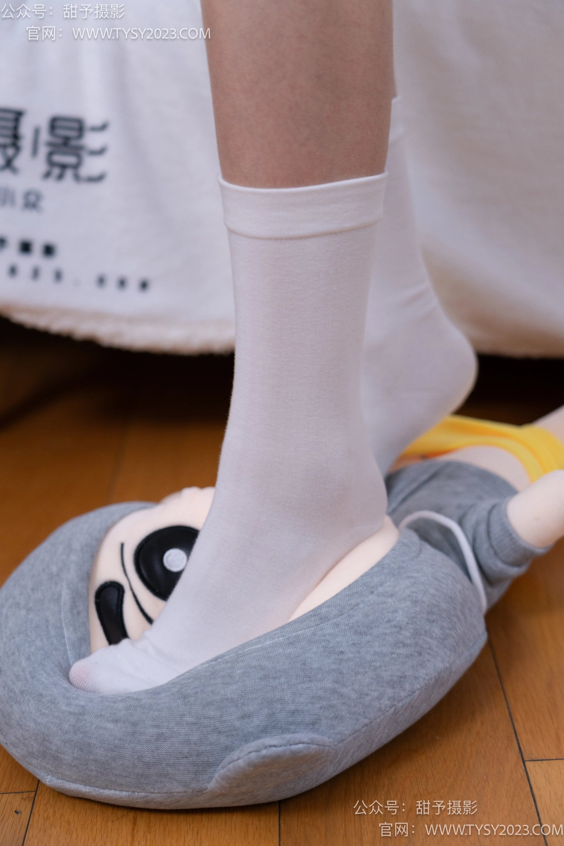 甜予摄影 No.062 璇璇-板鞋、白棉袜、踩蜡笔小新玩偶剧情 2